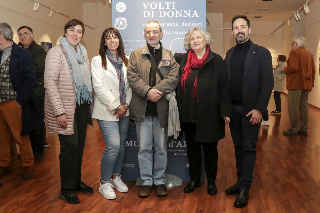 Elena Cobez Volti di Donna mostra a Trieste Sala Veruda